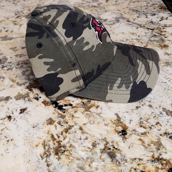 Women's New Era Camo Tampa Bay Buccaneers Core Classic 9TWENTY Adjustable Cap - Picture 3 of 9